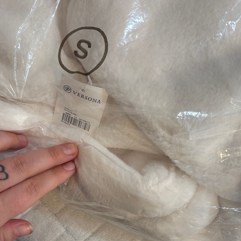 Versona Soft White Plush Throw Blanket